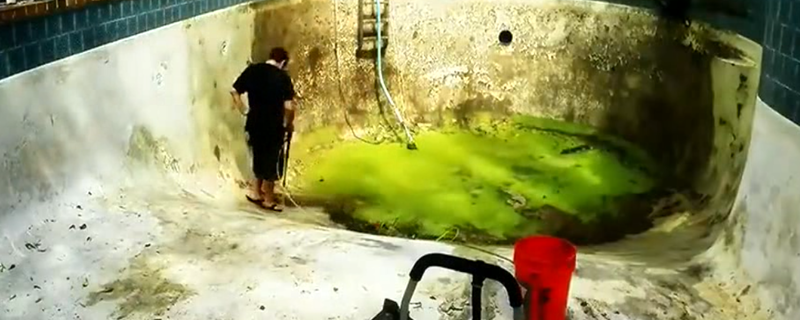 20年没洗的泳池有多脏？老外搬出高压水枪，画面不敢直视