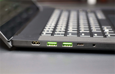 15吋窄边框顶规设计 Razer Blade 15电竞笔电开箱评测(3)