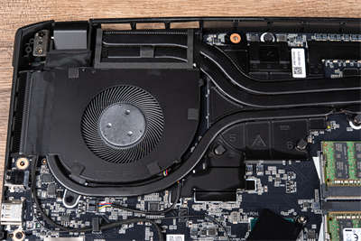 GIGABYTE AORUS 17G开箱/机械神鹰RTX 3080,FHD 300Hz超狂规格(16)