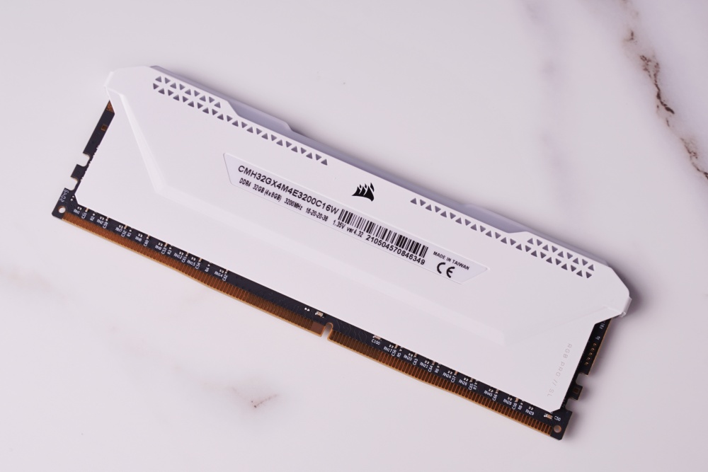 CORSAIR VENGEANCE RGB PRO SL记忆体开箱/动态十区RGB灯光、完整灯条无遮蔽(4)