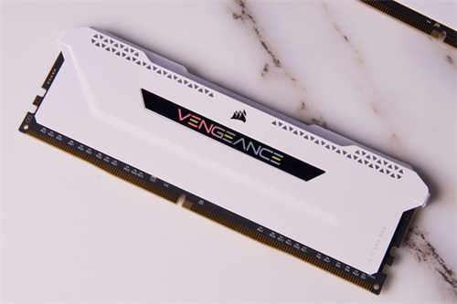 CORSAIR VENGEANCE RGB PRO SL记忆体开箱/动态十区RGB灯光、完整灯条无遮蔽(3)