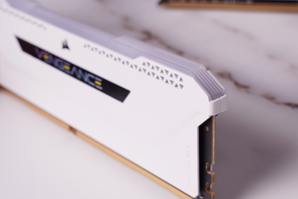 CORSAIR VENGEANCE RGB PRO SL记忆体开箱/动态十区RGB灯光、完整灯条无遮蔽(7)