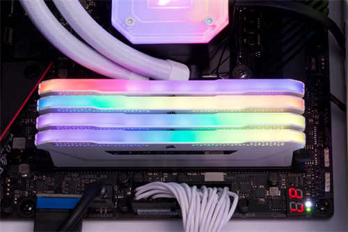 CORSAIR VENGEANCE RGB PRO SL记忆体开箱/动态十区RGB灯光、完整灯条无遮蔽(8)