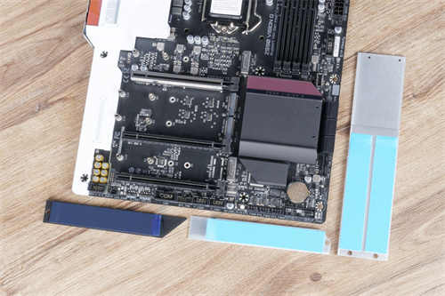GIGABYTE Z590 VISION G开箱测试/简洁白色外观、内容创作者务实功能导向(4)