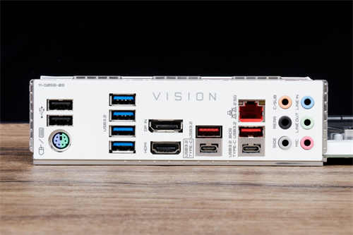 GIGABYTE Z590 VISION G开箱测试/简洁白色外观、内容创作者务实功能导向(13)