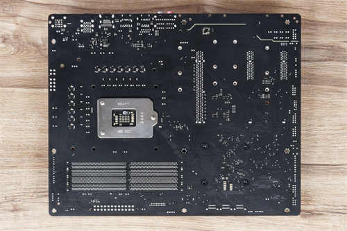 GIGABYTE Z590 VISION G开箱测试/简洁白色外观、内容创作者务实功能导向(16)