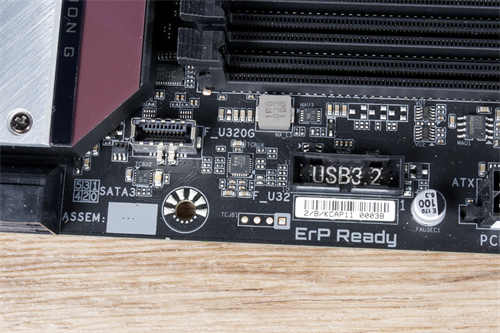 GIGABYTE Z590 VISION G开箱测试/简洁白色外观、内容创作者务实功能导向(11)