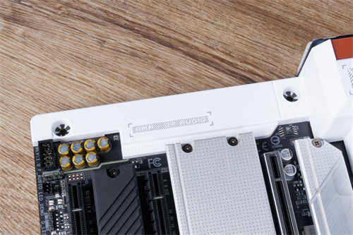 GIGABYTE Z590 VISION G开箱测试/简洁白色外观、内容创作者务实功能导向(7)
