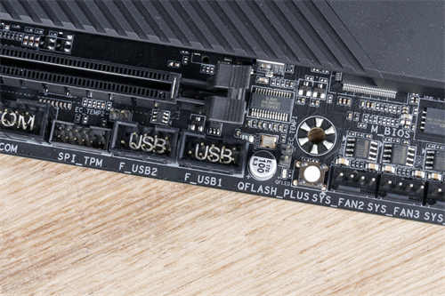 GIGABYTE Z590 VISION G开箱测试/简洁白色外观、内容创作者务实功能导向(12)