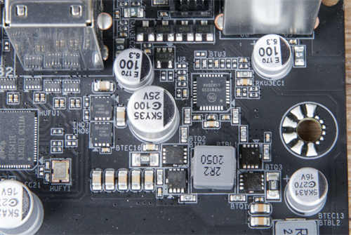 GIGABYTE Z590 VISION G开箱测试/简洁白色外观、内容创作者务实功能导向(31)