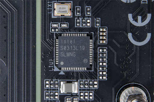 GIGABYTE Z590 VISION G开箱测试/简洁白色外观、内容创作者务实功能导向(25)