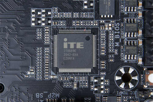 GIGABYTE Z590 VISION G开箱测试/简洁白色外观、内容创作者务实功能导向(26)
