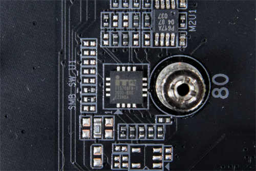 GIGABYTE Z590 VISION G开箱测试/简洁白色外观、内容创作者务实功能导向(35)