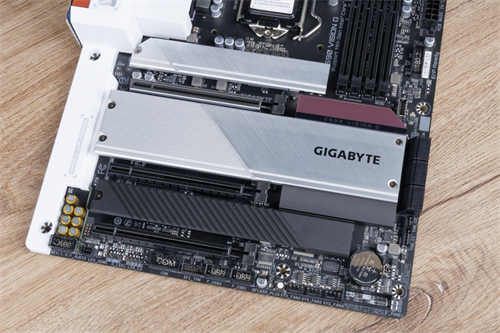 GIGABYTE Z590 VISION G开箱测试/简洁白色外观、内容创作者务实功能导向(3)