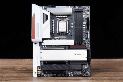 GIGABYTE Z590 VISION G开箱测试/简洁白色外观、内容创作者务实功能导向(2)
