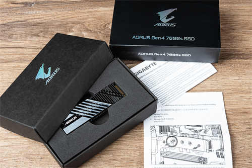 GIGABYTE AORUS Gen4 7000s SSD 1TB开箱测试(3)