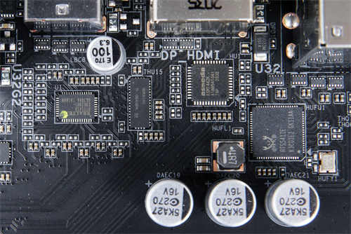 GIGABYTE Z590 VISION G开箱测试/简洁白色外观、内容创作者务实功能导向(30)