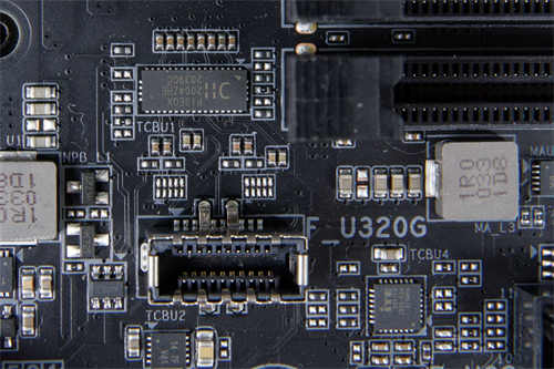 GIGABYTE Z590 VISION G开箱测试/简洁白色外观、内容创作者务实功能导向(33)