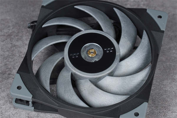Thermaltake钢影TOUGHFAN 12 Turbo高风压风扇/2500 RPM高转速尬低噪音表现(7)