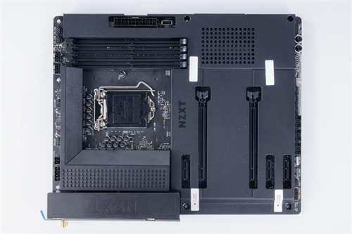 NZXT N7 Z490主机板开箱测试/无光害金属简约风格装甲，创造最有风格的主机板(4)