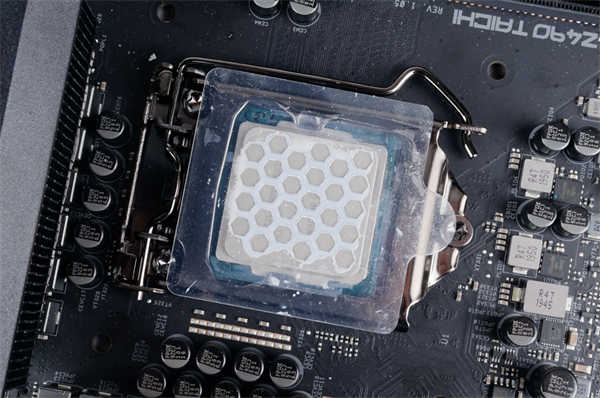 Thermaltake TG-50高效能散热膏/不仅是优异的导热效能、蜂巢板配件让你轻鬆涂抹(7)