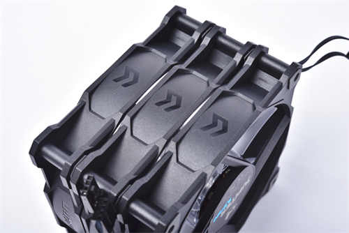 InWin SR36水冷散热器开箱测试/双涡轮直柱水泵 铜底水道强化散热(16)
