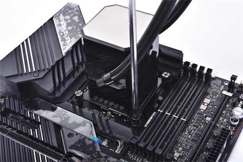 InWin SR36水冷散热器开箱测试/双涡轮直柱水泵 铜底水道强化散热(21)