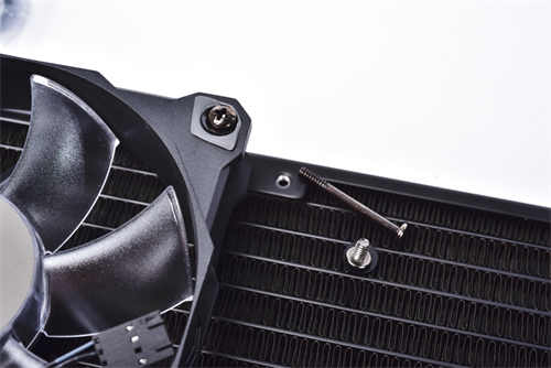 InWin SR36水冷散热器开箱测试/双涡轮直柱水泵 铜底水道强化散热(26)