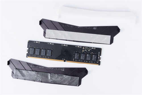 PNY XLR8 DDR4 3200 8Gx2 RGB记忆体/雾面导光RGB灯效、CJR颗粒搭载的优质效能(12)