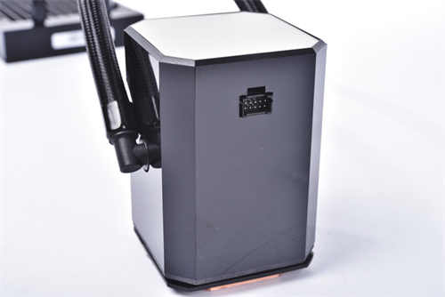 InWin SR36水冷散热器开箱测试/双涡轮直柱水泵 铜底水道强化散热(8)