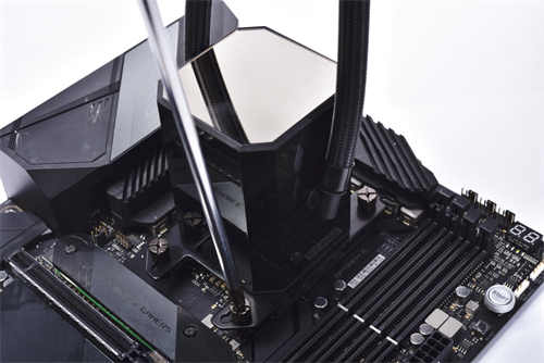 InWin SR36水冷散热器开箱测试/双涡轮直柱水泵 铜底水道强化散热(24)