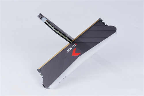 PNY XLR8 DDR4 3200 8Gx2 RGB记忆体/雾面导光RGB灯效、CJR颗粒搭载的优质效能(9)