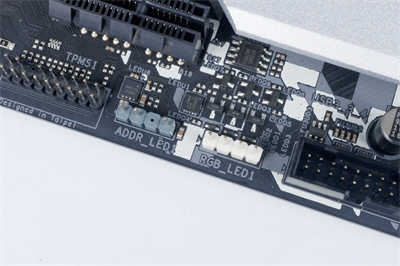 华擎ASRock Z490 Steel Legend/银白数位迷彩风格、钢铁传奇般的可靠性(13)
