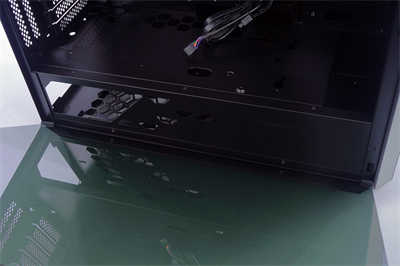 InWin 216简约风中塔式机壳开箱/简约铝质髮丝纹铭板、可容纳最大E-ATX主机板(11)