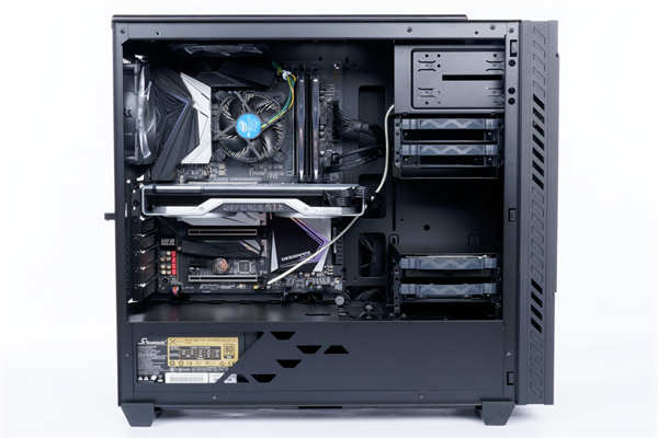 InWin C200创作者专用机壳/足够的 3.5吋硬碟槽与前置U3 Gen2 Type-C,为创作者而生(37)