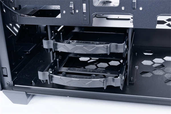 InWin C200创作者专用机壳/足够的 3.5吋硬碟槽与前置U3 Gen2 Type-C,为创作者而生(21)