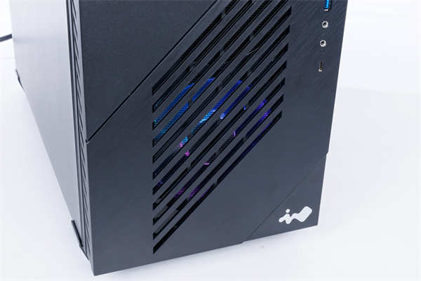InWin C200创作者专用机壳/足够的 3.5吋硬碟槽与前置U3 Gen2 Type-C,为创作者而生(42)