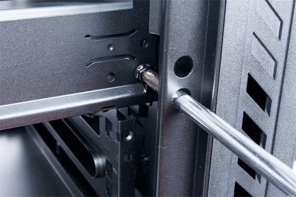 InWin C200创作者专用机壳/足够的 3.5吋硬碟槽与前置U3 Gen2 Type-C,为创作者而生(34)