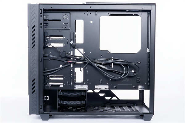 InWin C200创作者专用机壳/足够的 3.5吋硬碟槽与前置U3 Gen2 Type-C,为创作者而生(20)