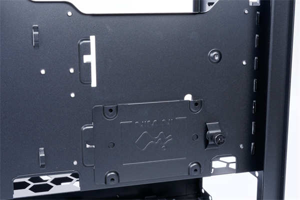 InWin C200创作者专用机壳/足够的 3.5吋硬碟槽与前置U3 Gen2 Type-C,为创作者而生(22)