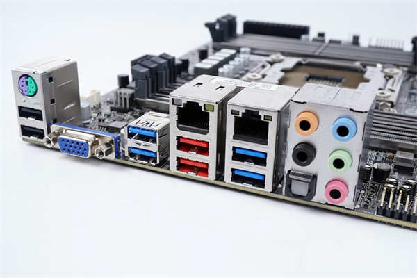 SuperMicro X11SRA-F 主机板开箱测试 / C422 晶片组、商用定位、Cascade Lake-W 支(6)