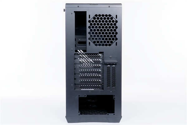 InWin C200创作者专用机壳/足够的 3.5吋硬碟槽与前置U3 Gen2 Type-C,为创作者而生(10)