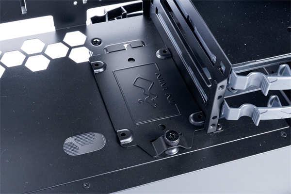 InWin C200创作者专用机壳/足够的 3.5吋硬碟槽与前置U3 Gen2 Type-C,为创作者而生(18)