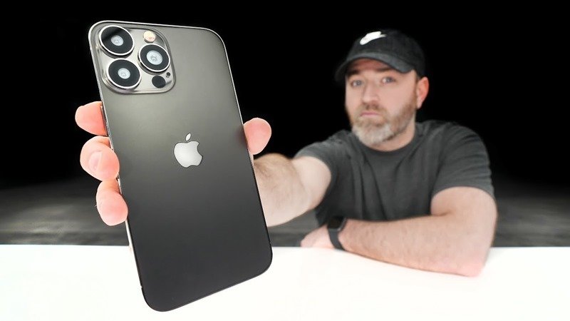 国外知名 YouTuber 抢先开箱 iPhone 13 Pro Max，并与 iPhone 12 Pro Max 比较